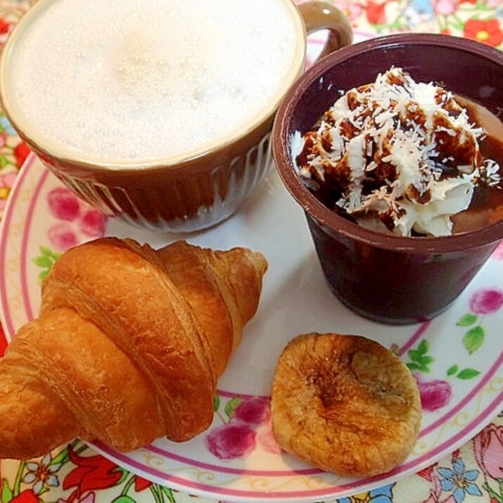 チョコプリンとクロワッサンと無花果とカプチーノ♬